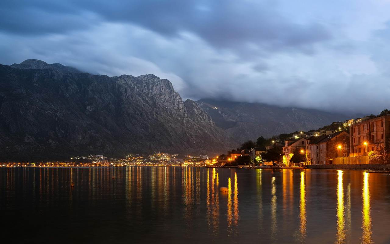 Kotorski zaliv u noći.