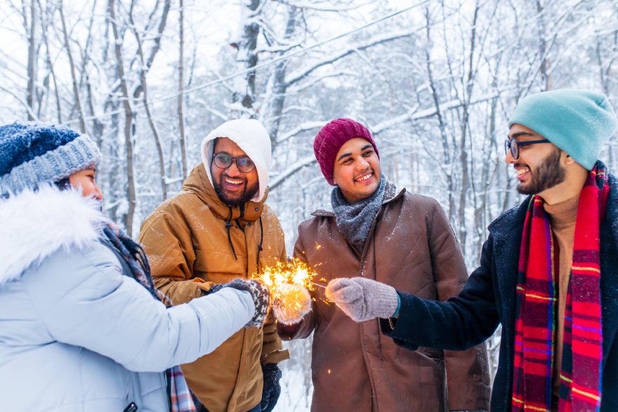 Ljudi slave novu godinu u prirodi