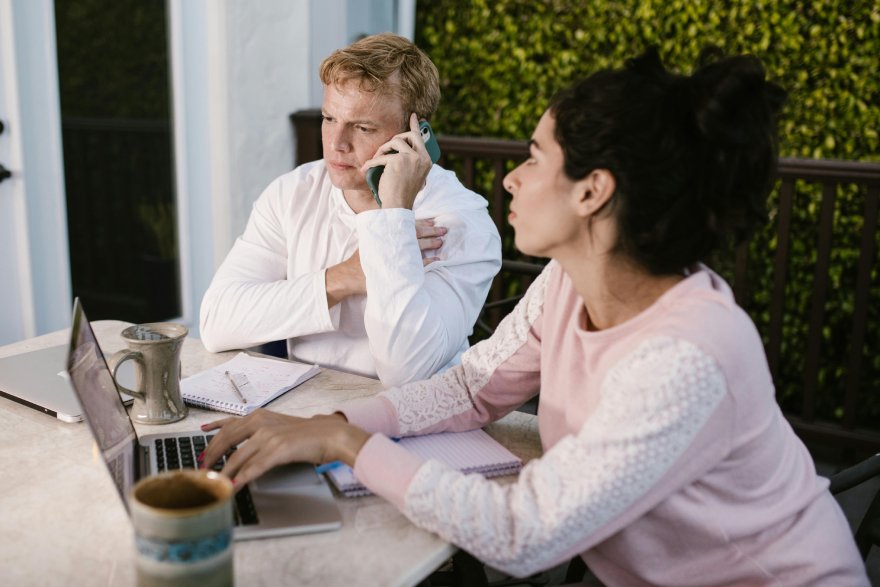 Muškarac priča telefonom dok ga žena gleda