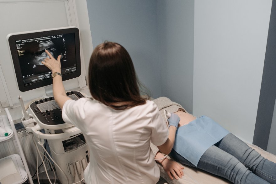 Žena na ultrazvuku kod doktorke