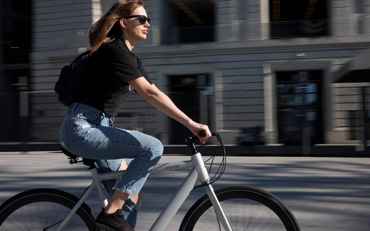 Žena vozi bicikl.
